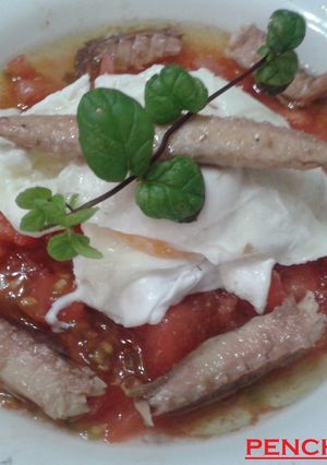 Una foto de Ensalada fresca de caballa y huevo escalfado