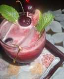 Limonada con cerezas y hojas de menta