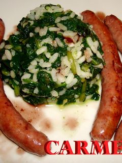 Una foto de Salchichas al vino tinto con espinacas con arroz