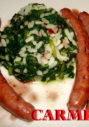 Una foto de Salchichas al vino tinto con espinacas con arroz