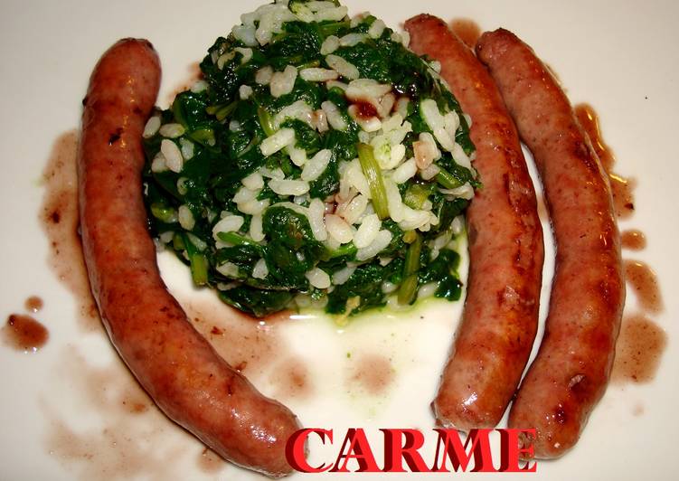 Salchichas al vino tinto con espinacas con arroz