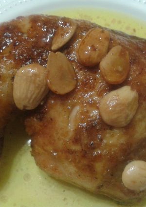 Una foto de Pollo a las especies con almendras al horno