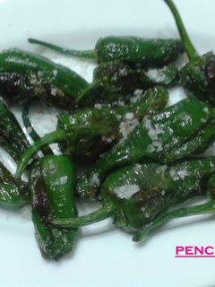 Una foto de Pimientos semipicantes con escamas de sal