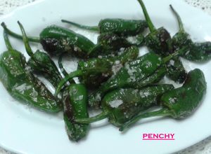 Una foto de Pimientos semipicantes con escamas de sal