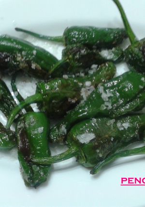 Una foto de Pimientos semipicantes con escamas de sal