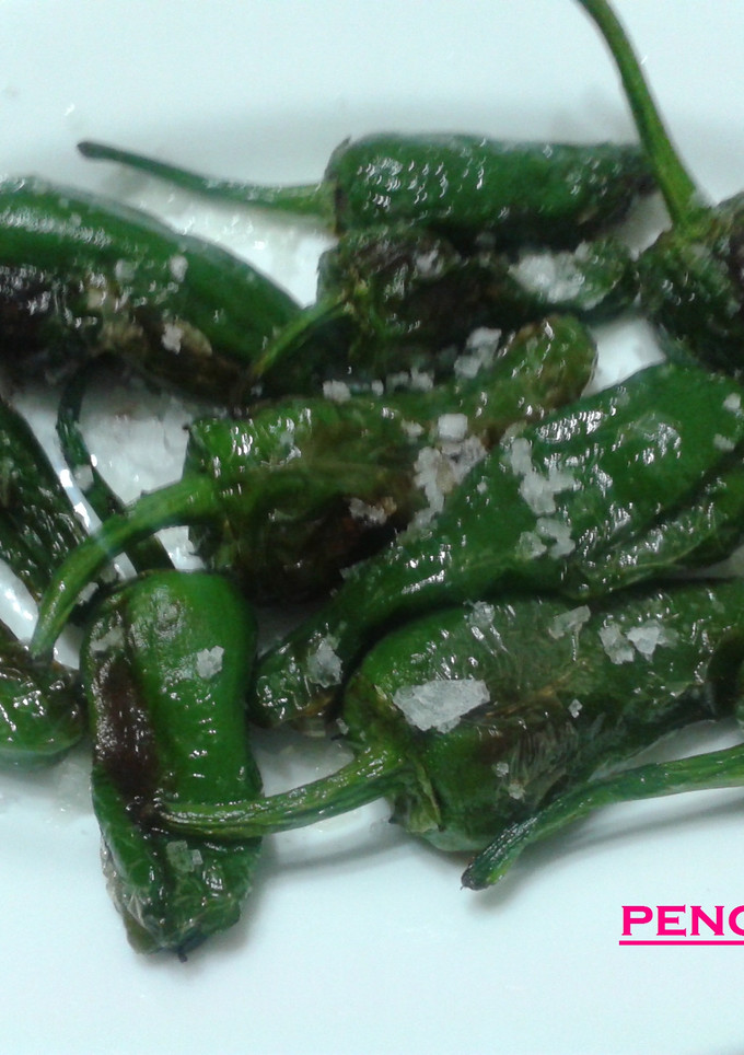 Una foto de Pimientos semipicantes con escamas de sal