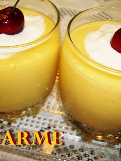 Una foto de Crema de nectarinas con crema de queso y coco