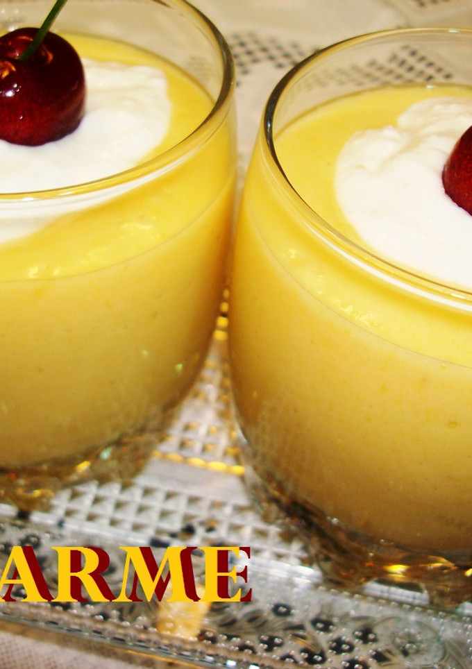 Una foto de Crema de nectarinas con crema de queso y coco