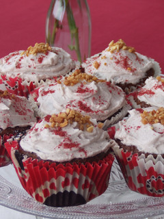 Una foto de Cupcakes con cobertura de mascarpone y polvo de arándanos rojos