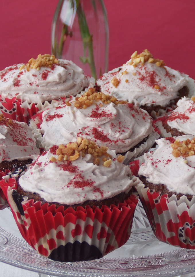 Una foto de Cupcakes con cobertura de mascarpone y polvo de arándanos rojos