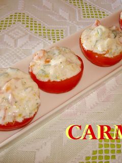 Una foto de Tomates rellenos de hortalizas con salsa ligera de queso