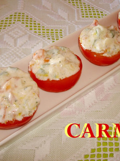 Una foto de Tomates rellenos de hortalizas con salsa ligera de queso