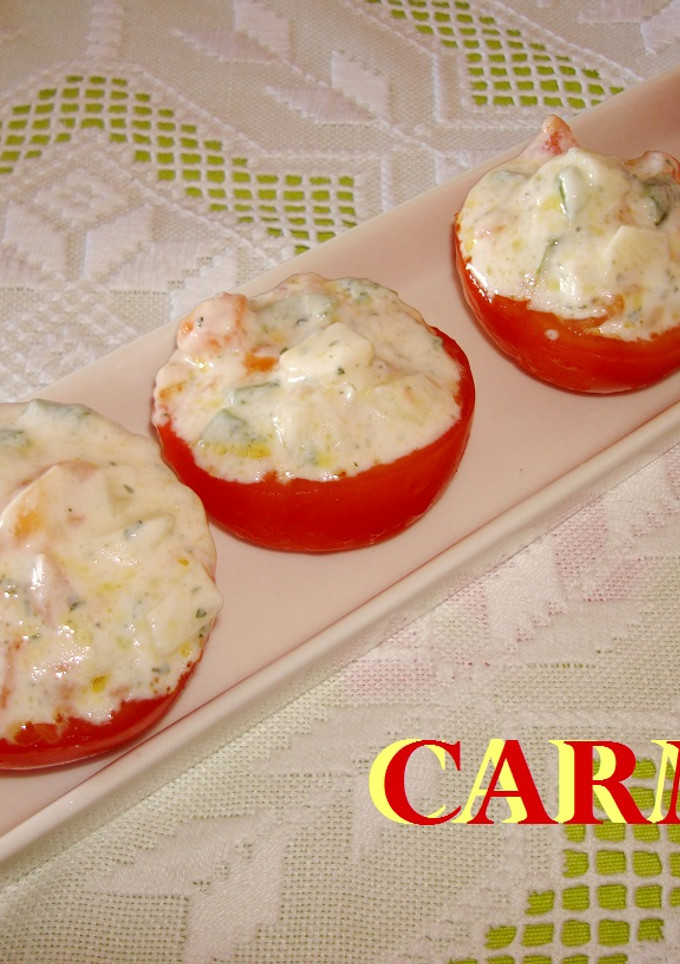 Una foto de Tomates rellenos de hortalizas con salsa ligera de queso