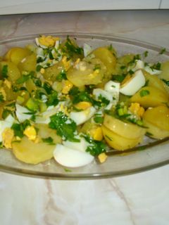 Una foto de Patatas aliñadas con cebolla, perejil, vinagre y aceite