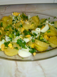 Una foto de Patatas aliñadas con cebolla, perejil, vinagre y aceite