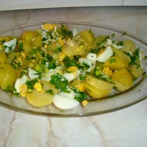 Patatas aliñadas con cebolla, perejil, vinagre y aceite