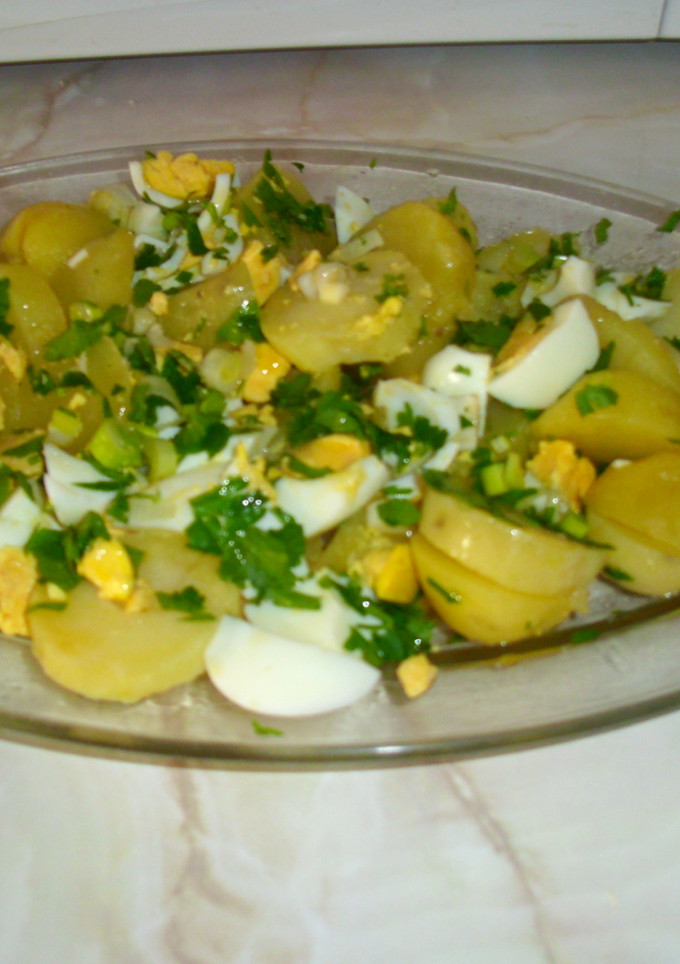 Una foto de Patatas aliñadas con cebolla, perejil, vinagre y aceite