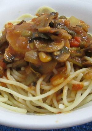 Una foto de Champiñones en salsa de tomate con vegetales