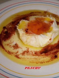 Una foto de Huevos escalfados con pimentón de la Vera