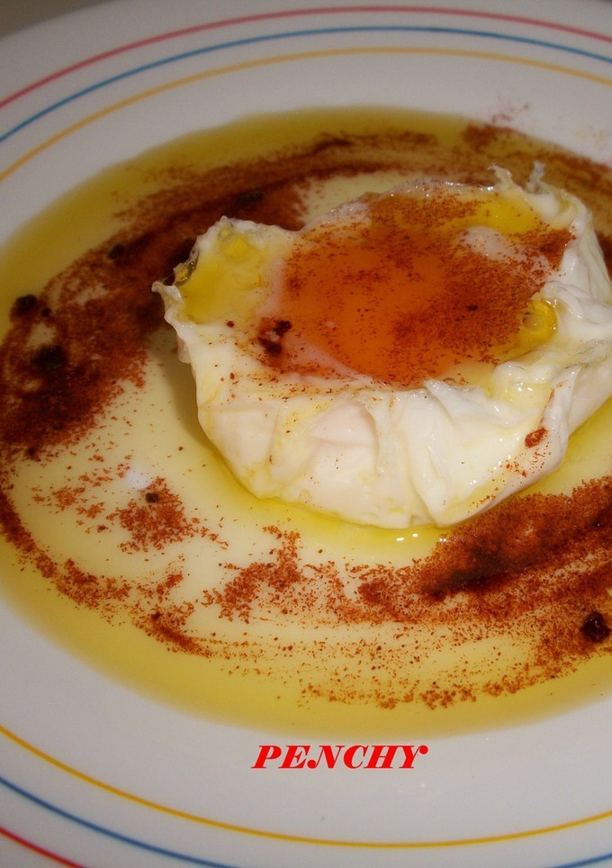 Una foto de Huevos escalfados con pimentón de la Vera