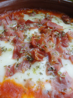 Una foto de Provolone horneado con jamón y mermelada de tomate