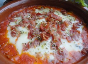 Una foto de Provolone horneado con jamón y mermelada de tomate