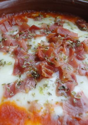 Una foto de Provolone horneado con jamón y mermelada de tomate