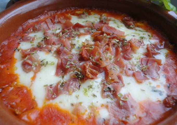 Foto principal de Provolone horneado con jamón y mermelada de tomate
