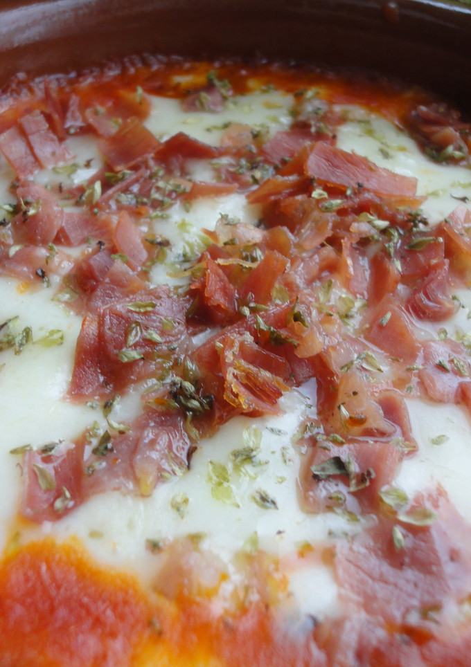 Una foto de Provolone horneado con jamón y mermelada de tomate