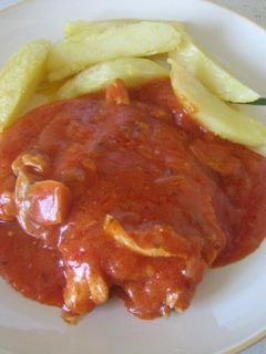 Una foto de Pechugas de Pollo en salsa de tomate y Cerveza