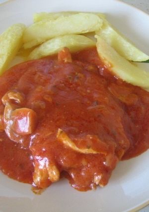 Una foto de Pechugas de Pollo en salsa de tomate y Cerveza