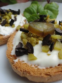 Una foto de Tosta de encurtidos y queso