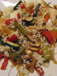 Una foto de Wok de verduras con arroz y pollo fácil