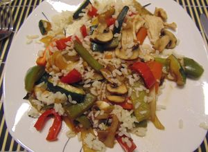 Foto principal de Wok de verduras con arroz y pollo fácil