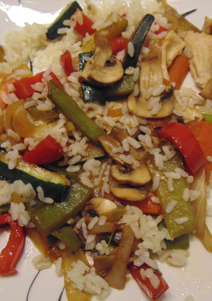 Una foto de Wok de verduras con arroz y pollo fácil