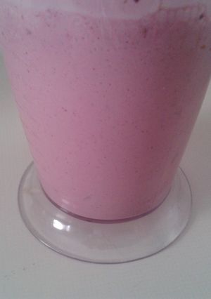 Una foto de Helado cremoso de cerezas con nata y chocolate