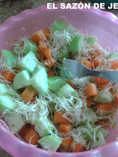 Una foto de Ensalada de pepino, zanahoria y germen