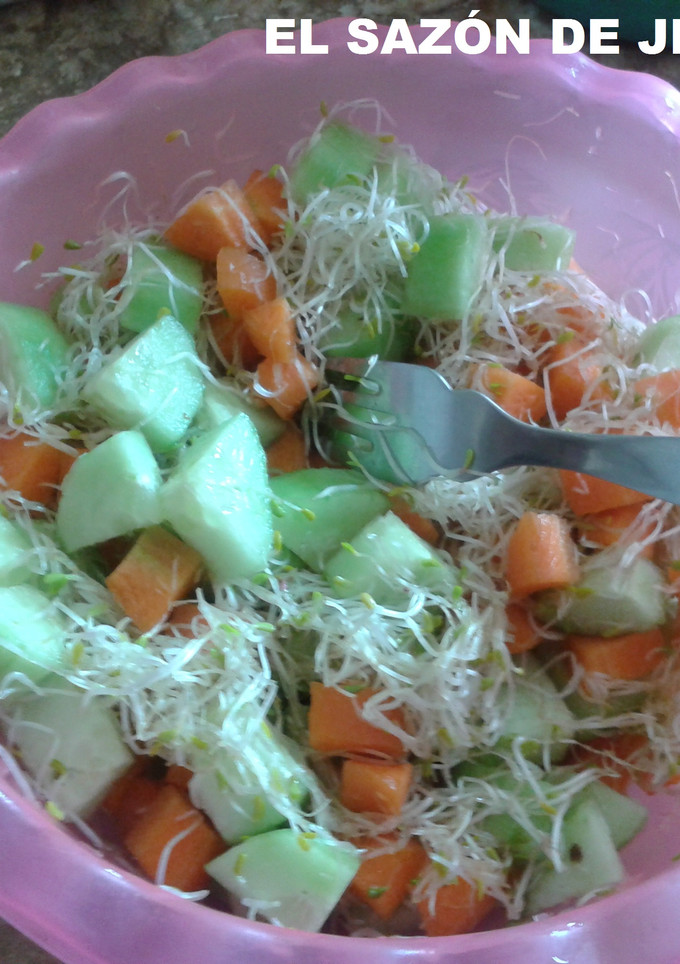 Una foto de Ensalada de pepino, zanahoria y germen