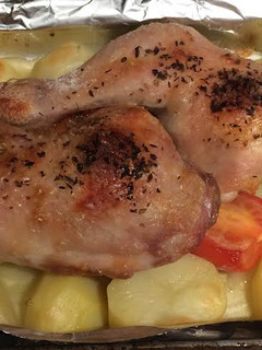 Una foto de Muslos de pollos con papas al horno