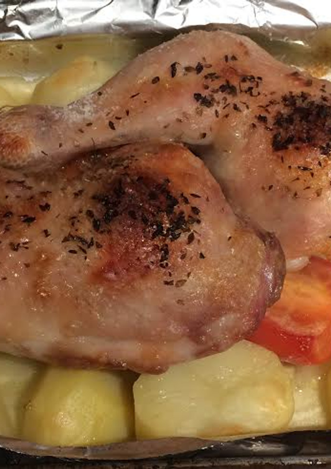 Una foto de Muslos de pollos con papas al horno