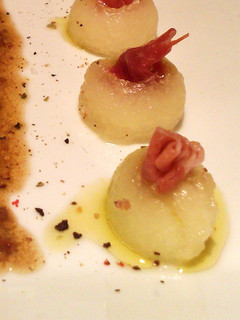 Una foto de Tapa: Melón con relleno de jamón
