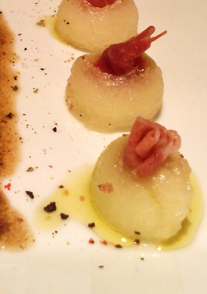 Una foto de Tapa: Melón con relleno de jamón