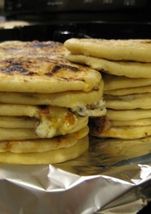 Una foto de Pupusas de cerdo con queso (El Salvador)