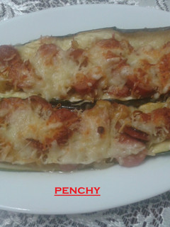 Una foto de Calabacines con salchichas de queso gratinados