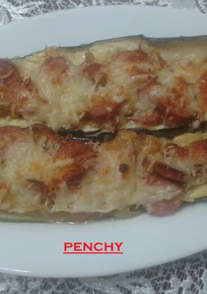 Una foto de Calabacines con salchichas de queso gratinados