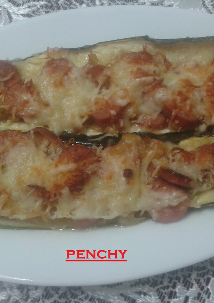 Una foto de Calabacines con salchichas de queso gratinados