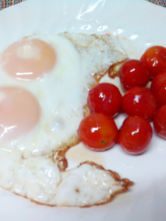 Una foto de Huevos con tomatitos cherry