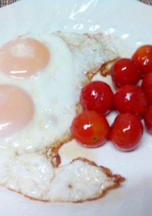 Una foto de Huevos con tomatitos cherry