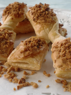 Una foto de Lacitos de hojaldre con almendra crocanti