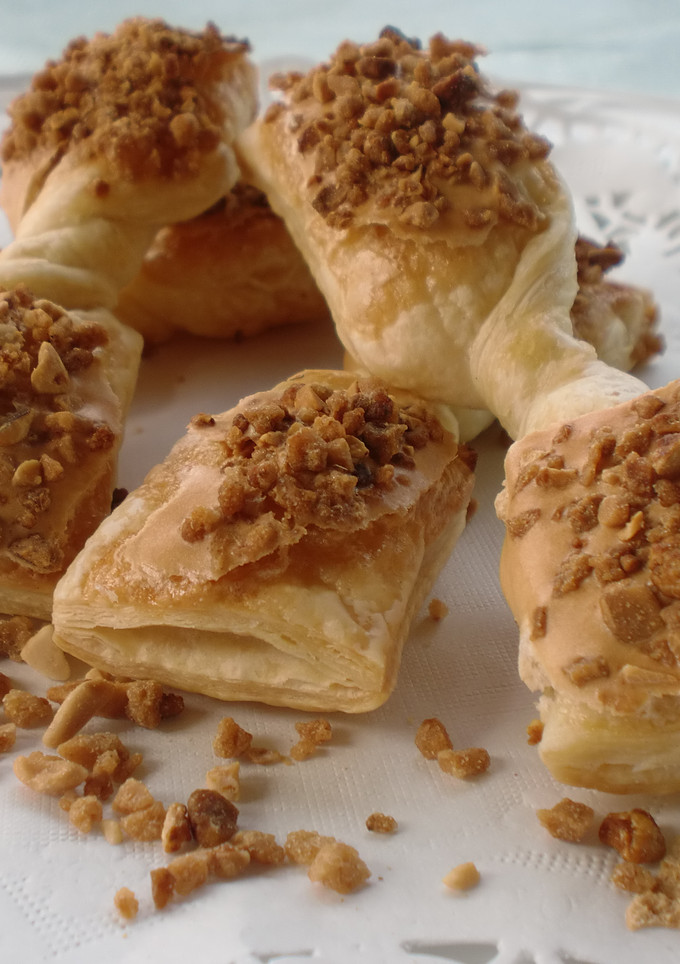 Una foto de Lacitos de hojaldre con almendra crocanti